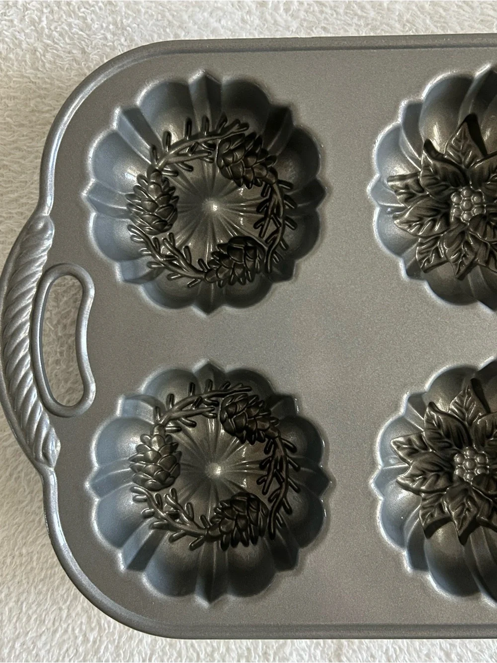 Nordic Ware Wreathlettes Pan Baking Holiday Cake Mold Christmas NEW